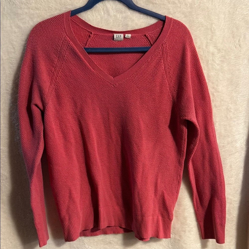 GAP Women's V-Neck Sweater. Beautiful coral color. Size large